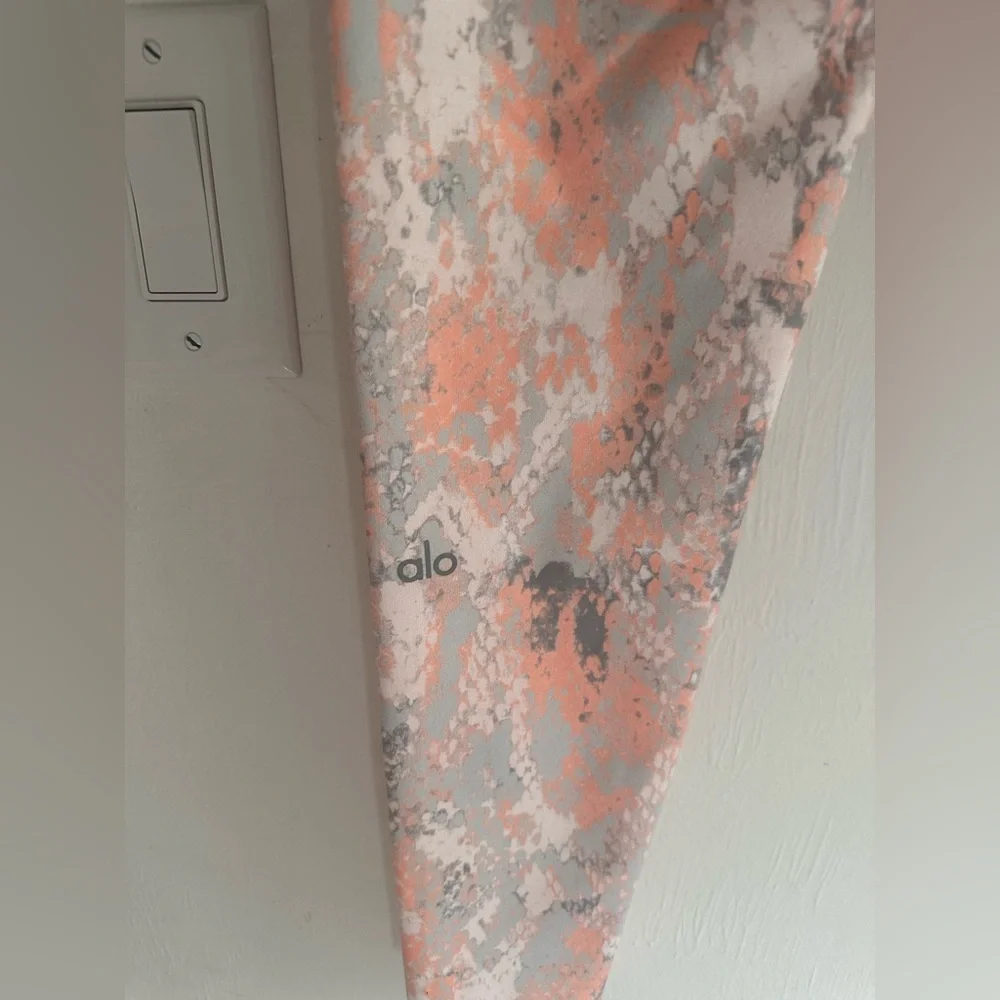 ALO Yoga Leggings - Picture 8 of 9